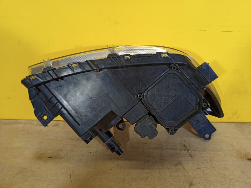 Фара левая RAV4 05-12