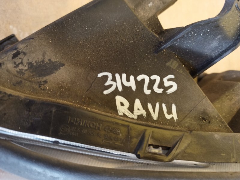 Фара левая RAV4 05-12