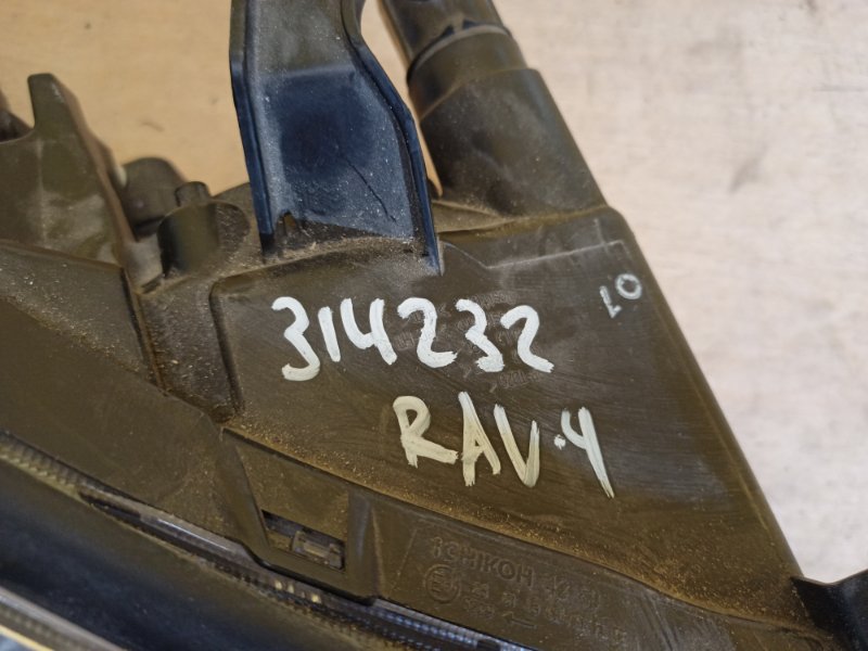 Фара правая RAV4 05-12