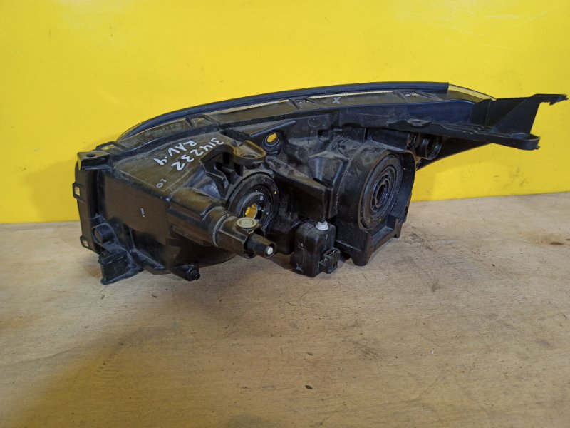 Фара правая RAV4 05-12