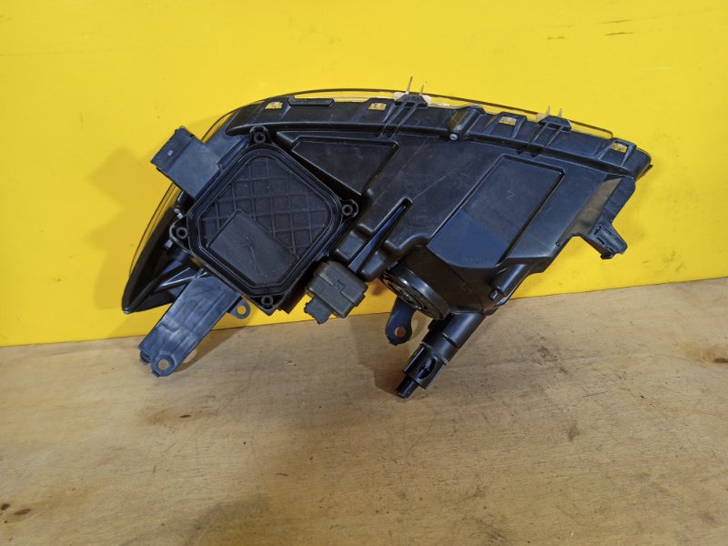 Фара правая RAV4 05-12