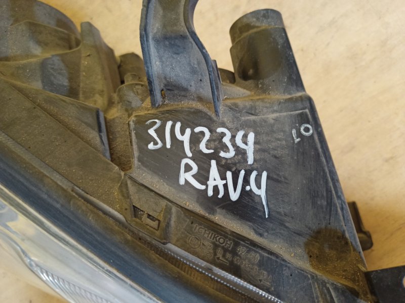 Фара правая RAV4 05-12