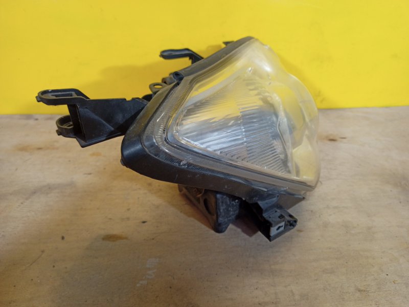 Фара правая RAV4 05-12