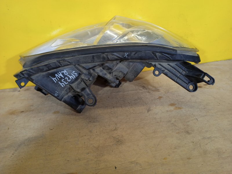 Фара правая RAV4 05-12