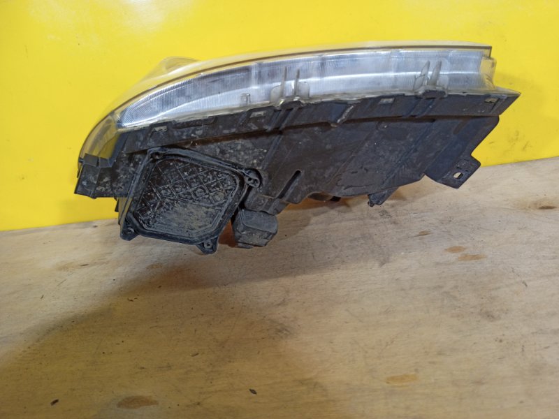 Фара правая RAV4 05-12