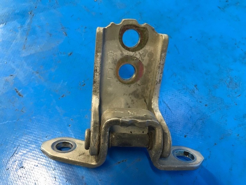 Петля двери верхняя передняя правая NISSAN PATHFINDER R51 04-14 2004 R51 4.0 VQ40DE 824215M030 Б/У