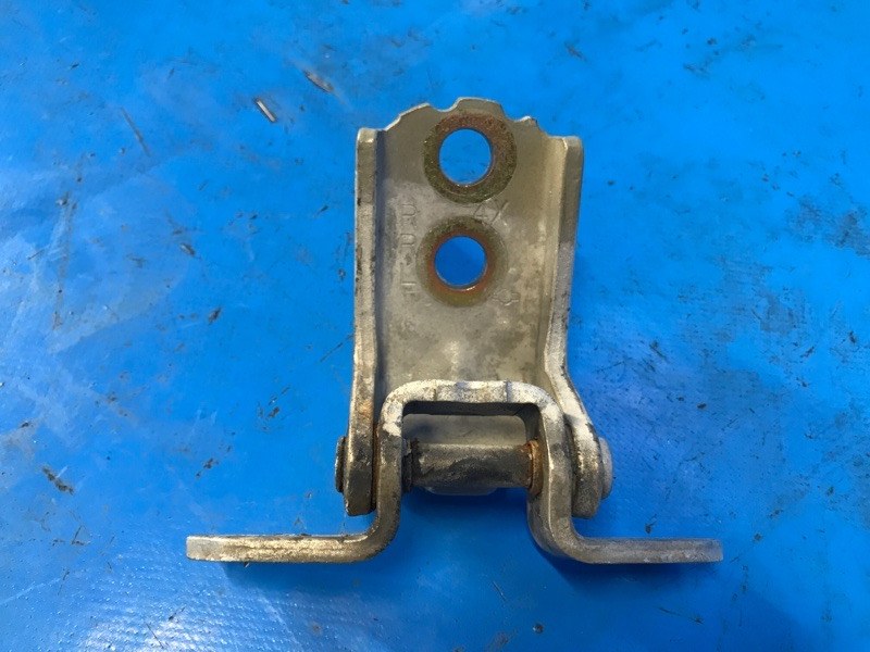 Петля двери нижняя передняя левая NISSAN PATHFINDER R51 04-14 2004 R51 4.0 VQ40DE 824215M030 Б/У