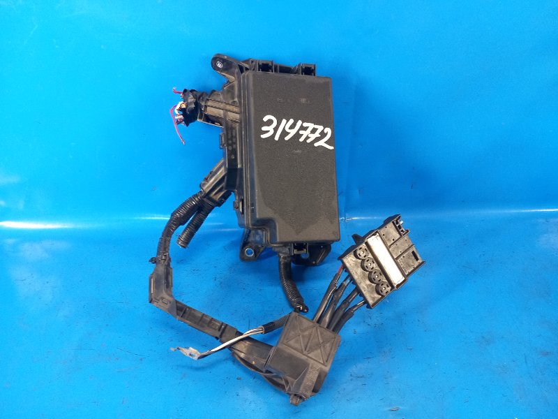 Блок предохранителей моторный отсек TOYOTA PRIUS 16- 2017 XW50 8266647610 Б/У