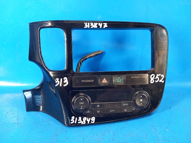 Накладка торпедо под магнитолу MITSUBISHI OUTLANDER GF 12- 2013 2.4 8002B492XA Б/У