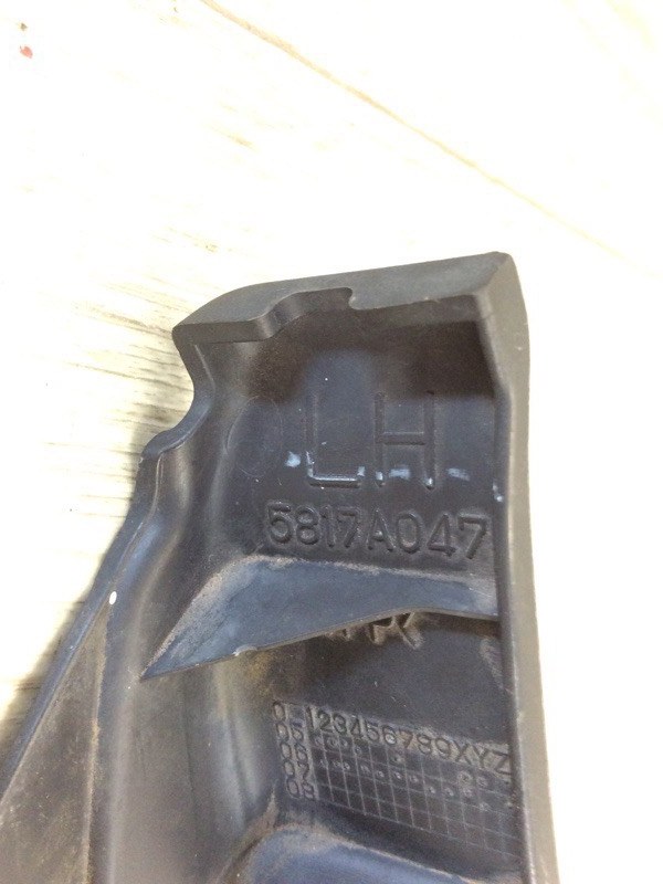 Накладка петли крышки багажника левая OUTLANDER XL 05-13 2007 Внедорожник 3.0 6B31