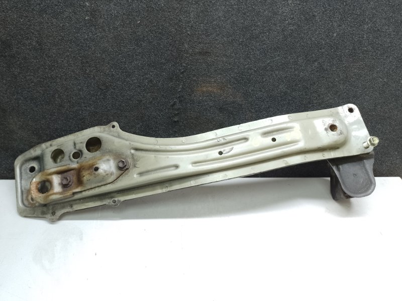 Балка двигателя продольная TOYOTA MATRIX 02-08 2002 ZZE132 1.8L 1ZZ-FE 51204-02050 Б/У