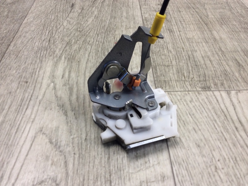 Замок борта левый OUTLANDER XL 05-13 2007 Внедорожник 3.0 6B31