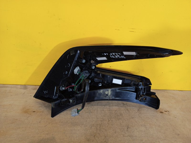 Фонарь наружный правый LEAF 18-