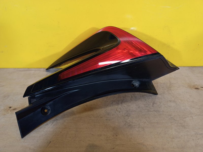 Фонарь наружный правый LEAF 18-