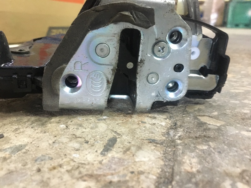 Замок двери передний правый TOYOTA PRIUS PLUS 11-14 ZVW41L 1.8 2ZRFXE