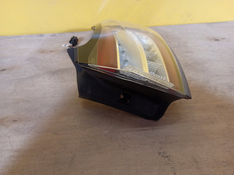 Фонарь наружный правый EDGE 15-