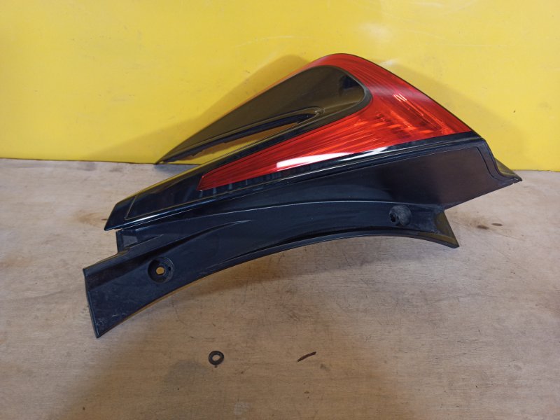 Фонарь наружный правый LEAF 18-