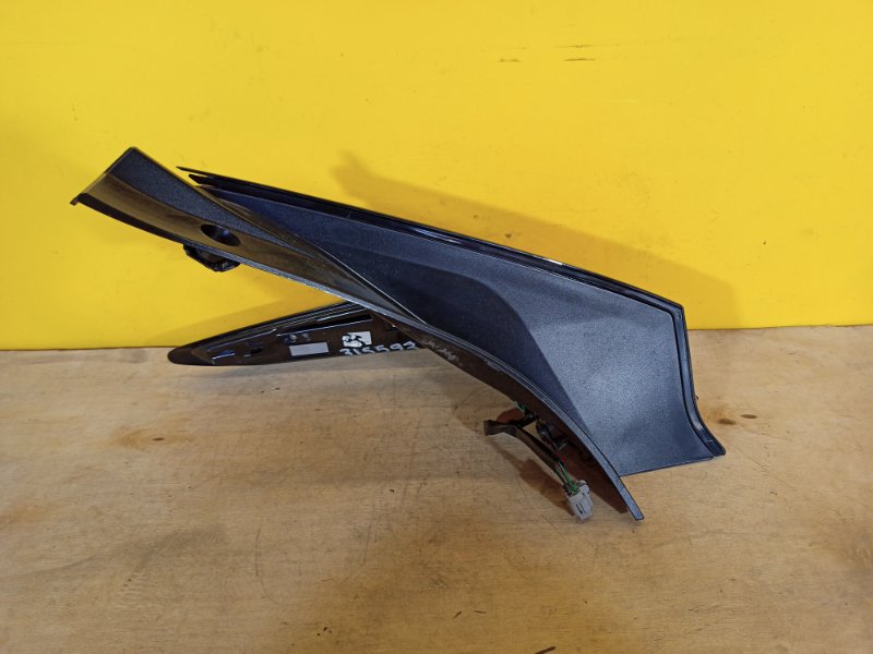 Фонарь наружный правый LEAF 18-