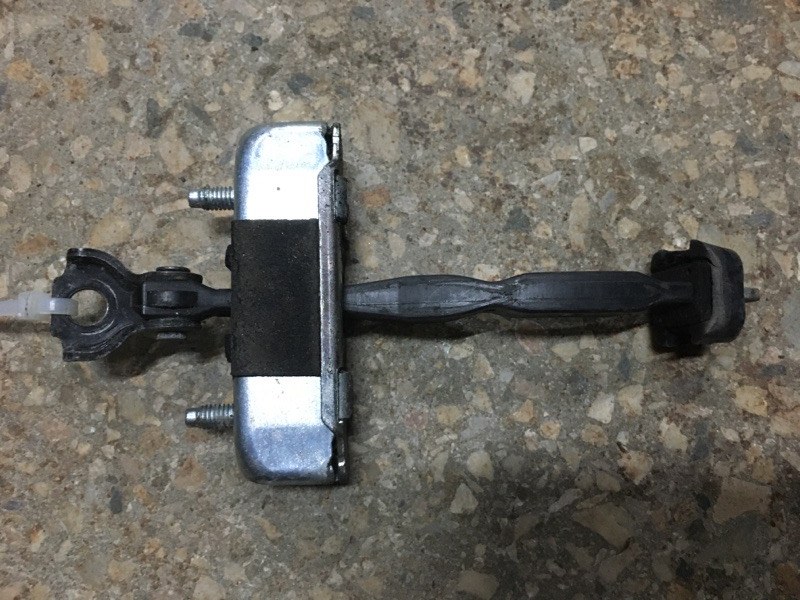 Ограничитель двери задний левый TOYOTA PRIUS PLUS 11-14 2013 ZVW41L 1.8 2ZRFXE 68630-47040 Б/У