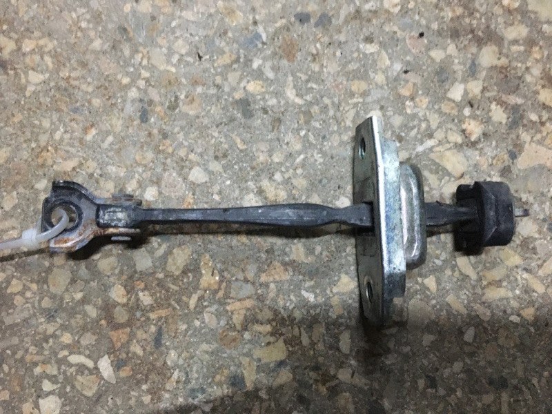 Ограничитель двери передний правый TOYOTA PRIUS PLUS 11-14 2013 ZVW41L 1.8 2ZRFXE 68610-47030 Б/У