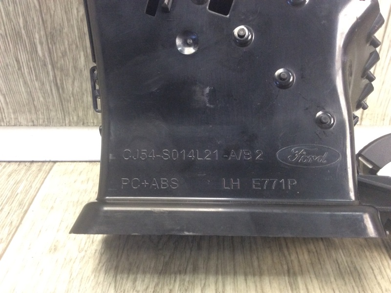 Дефлектор воздушный левый ESCAPE 12-19 2018 TM2 2.5 T25HDEX