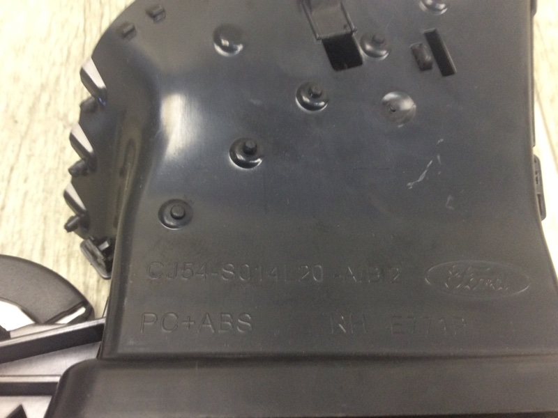 Дефлектор воздушный правый ESCAPE 12-19 2018 TM2 2.5 T25HDEX