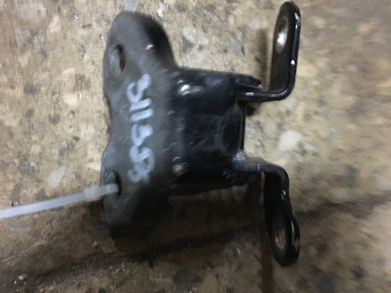 Петля двери нижняя задняя левая TOYOTA PRIUS - 20 03-11 2006 1NZ-FXE 1.5L 68760-20120 Б/У