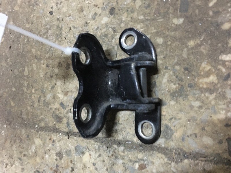 Петля двери нижняя задняя левая TOYOTA PRIUS - 20 03-11 1NZ-FXE 1.5L