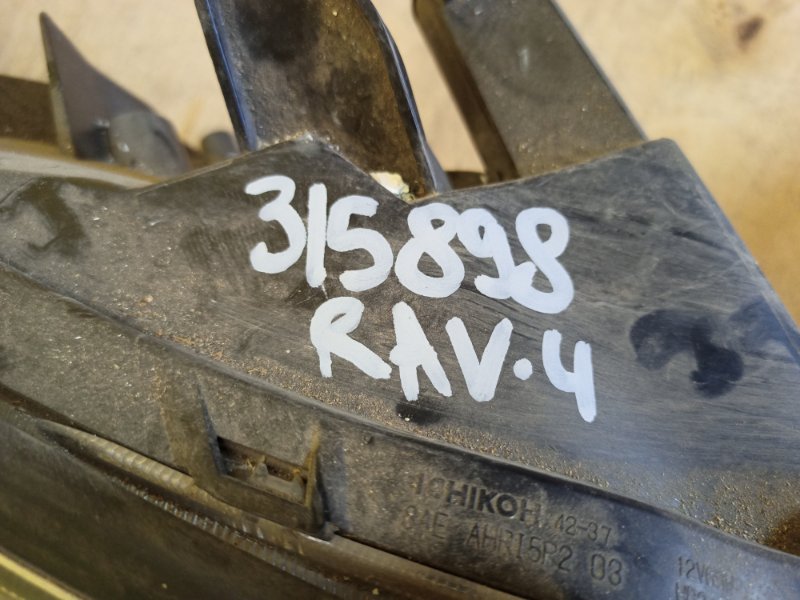 Фара правая RAV4 05-12