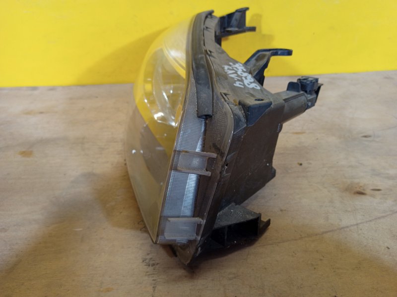 Фара правая TOYOTA RAV4 05-12