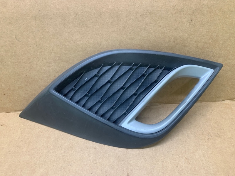 Запчасть накладка противотуманной фары передняя правая MAZDA 3 BL 09-13 BBS2-50-C11C Б/У Накладка противотуманной фары передняя правая MAZDA 3 BL 09-13 BBS2-50-C11C Б/У