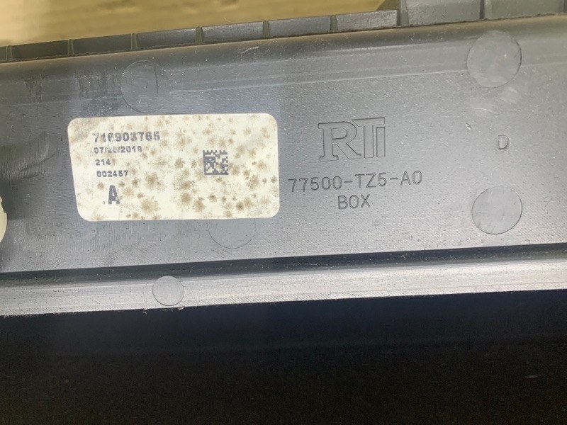 Бардачок MDX (YD3) 13-21 2018 3.5 J35Y5