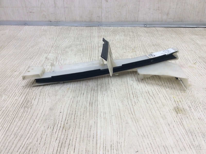 Направляющая стекла двери передняя левая ESCAPE 12-19 2018 TM2 2.5 T25HDEX