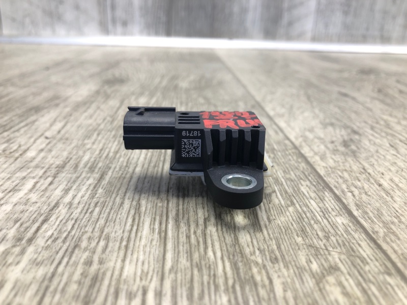 Датчик удара передний левый NISSAN QASHQAI/ROGUE SPORT 14- J11 2.0L MR20DD