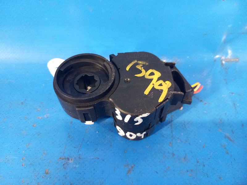 Запчасть моторчик заслонки печки NISSAN SENTRA B17 12-21 2015 B17 1.8 MRA8DE 277303RA0A Б/У Моторчик заслонки печки NISSAN SENTRA B17 12-21 2015 B17 1.8 MRA8DE 277303RA0A Б/У