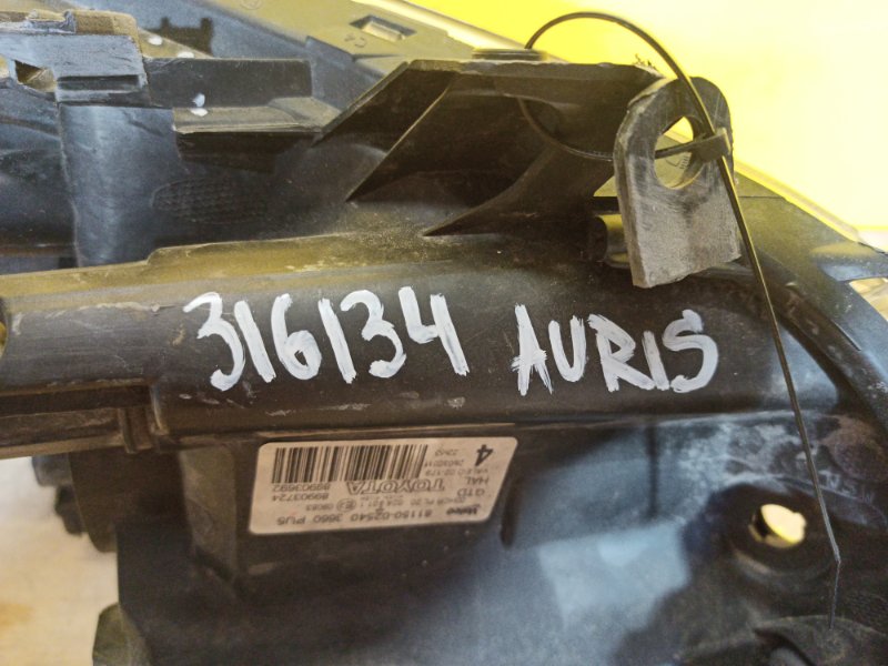 Фара левая AURIS 06-12