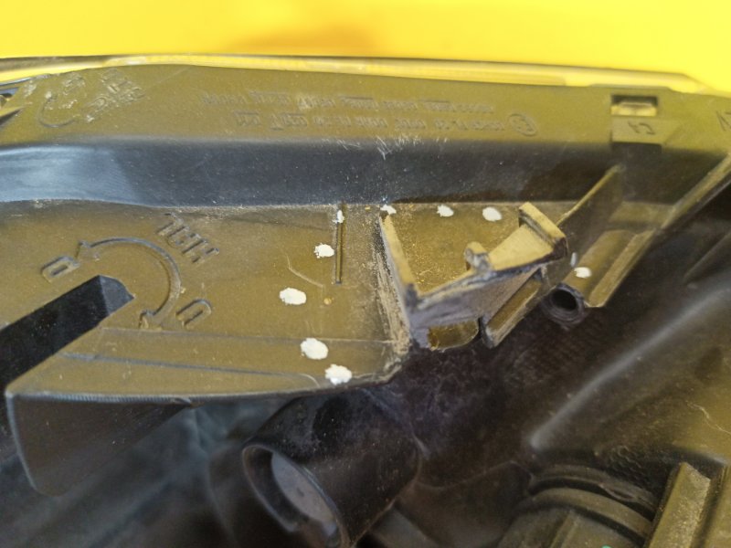 Фара левая AURIS 06-12