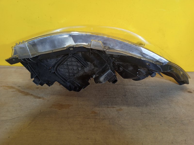 Фара левая AURIS 06-12