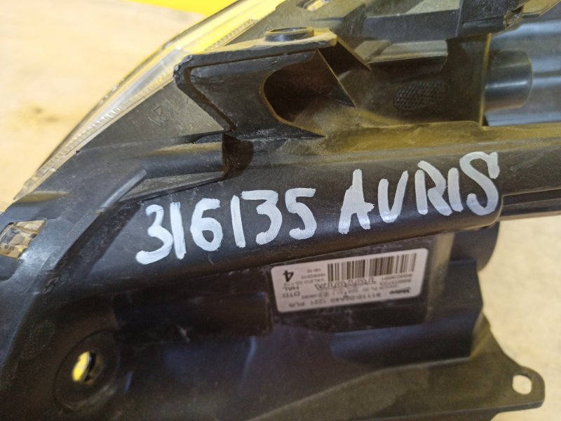 Фара правая AURIS 06-12