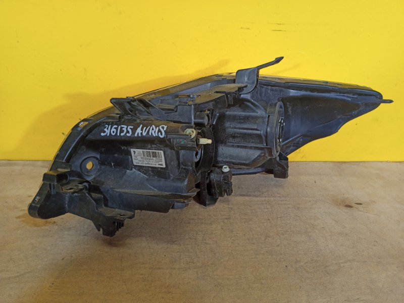 Фара правая AURIS 06-12