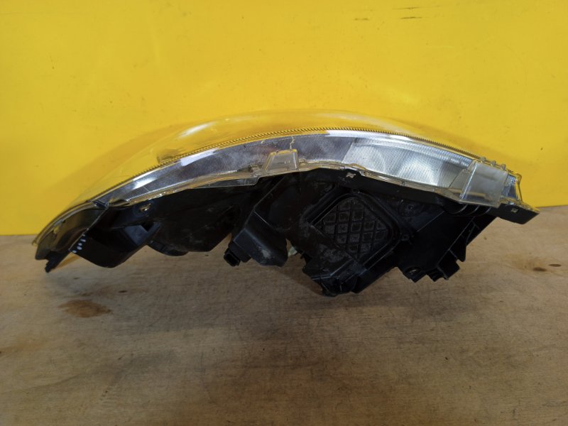 Фара правая AURIS 06-12