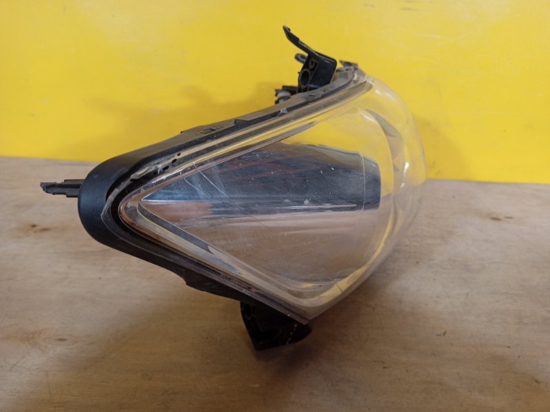 Фара правая AURIS 06-12