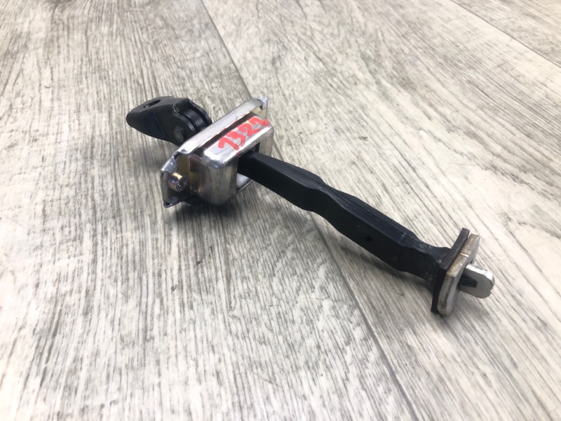 Ограничитель двери передний левый QASHQAI/ROGUE SPORT 14- 2020 J11 2.0L MR20DD Ограничитель двери передний левый QASHQAI/ROGUE SPORT 14- 2020 J11 2.0L MR20DD