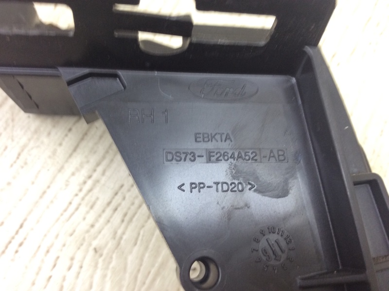 Направляющая стекла двери задняя правая FUSION 14- 2017 SEDAN C20HDTX