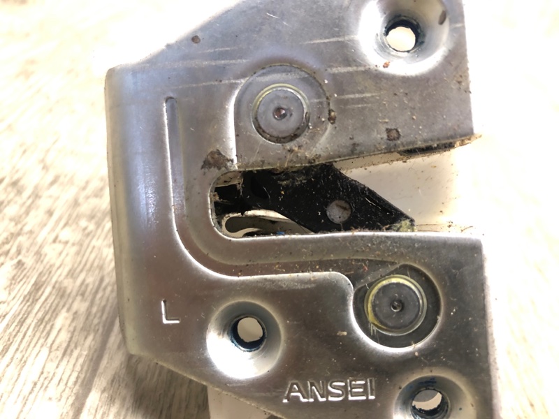 Замок борта левый OUTLANDER XL 05-13 2007 2.4 4B12