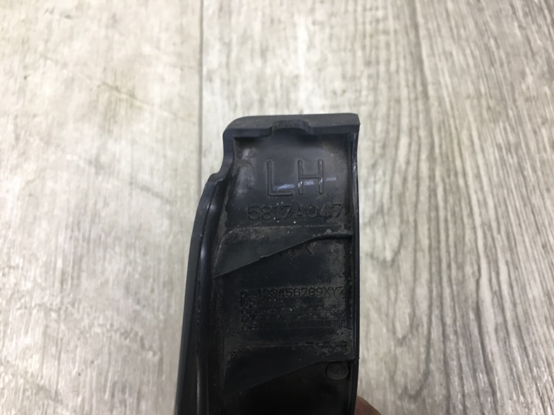 Накладка петли крышки багажника левая OUTLANDER XL 05-13 2007 2.4 4B12