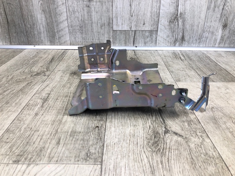 Полка аккумулятора NISSAN QASHQAI/ROGUE SPORT 14- J11 2.0L MR20DD