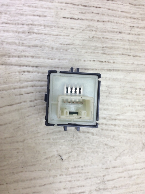 Кнопка открытия двери передняя правая CAMRY 70 17- 2018 GSV70 2.5 A25AFKS