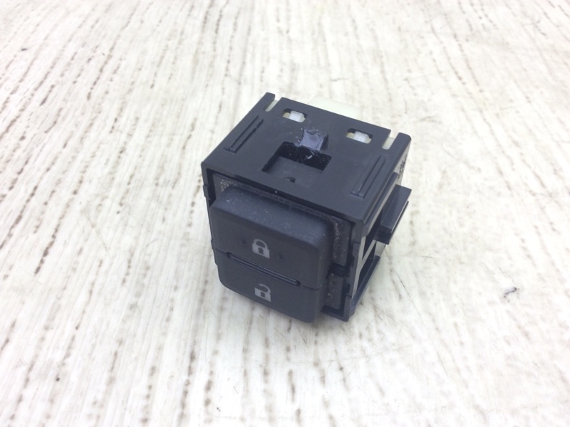 Кнопка открытия двери передняя правая TOYOTA CAMRY 70 17- GSV70 2.5 A25AFKS