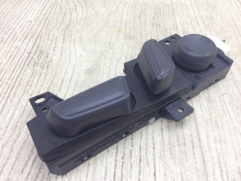 Кнопка регулировки сиденья передняя левая TOYOTA CAMRY 70 17- GSV70 2.5 A25AFKS
